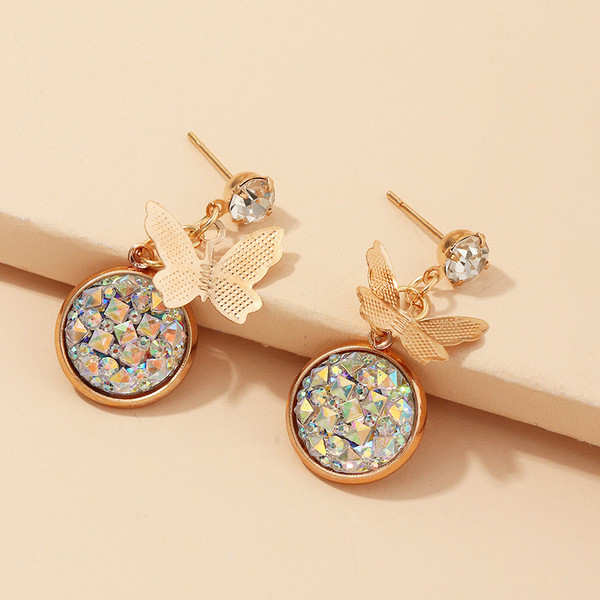 Kerek női fülbevaló kövekkel és pillangós medállal