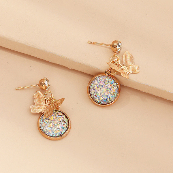 Kerek női fülbevaló kövekkel és pillangós medállal