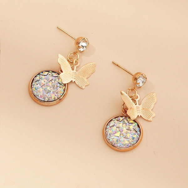 Kerek női fülbevaló kövekkel és pillangós medállal