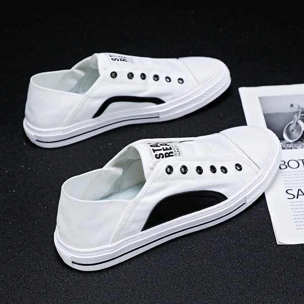 Tekstiilist valmistatud vabaaja meeste tossud, millel on kiri