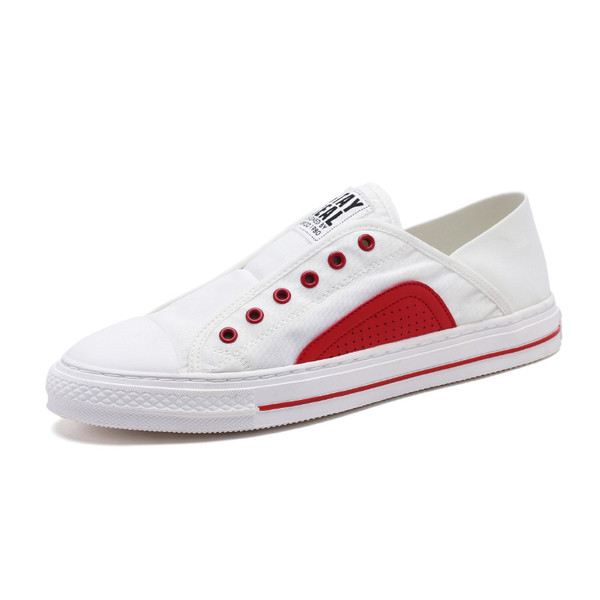 Tekstiilist valmistatud vabaaja meeste tossud, millel on kiri