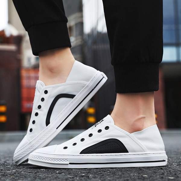 Tekstiilist valmistatud vabaaja meeste tossud, millel on kiri