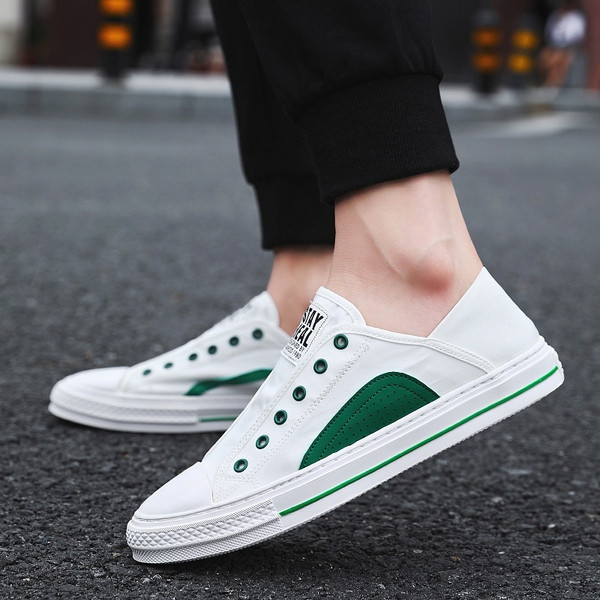 Tekstiilist valmistatud vabaaja meeste tossud, millel on kiri