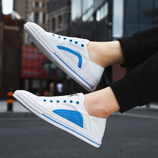 Tekstiilist valmistatud vabaaja meeste tossud, millel on kiri