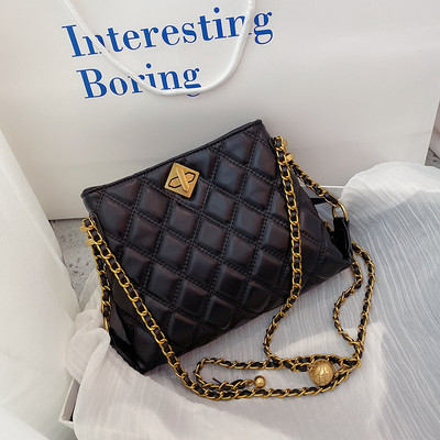 Sieviešu ādas soma ar metāla aizdari un ķēdes rokturi