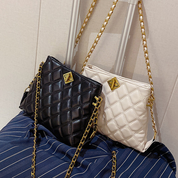 Sieviešu ādas soma ar metāla aizdari un ķēdes rokturi