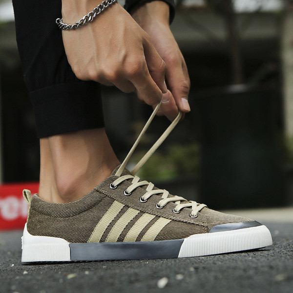 Alkalmi férfi tornacipő textilből, lapos talppal