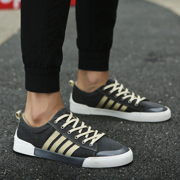 Alkalmi férfi tornacipő textilből, lapos talppal