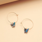 Modern női fülbevaló pillangós medállal