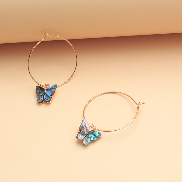 Modern női fülbevaló pillangós medállal