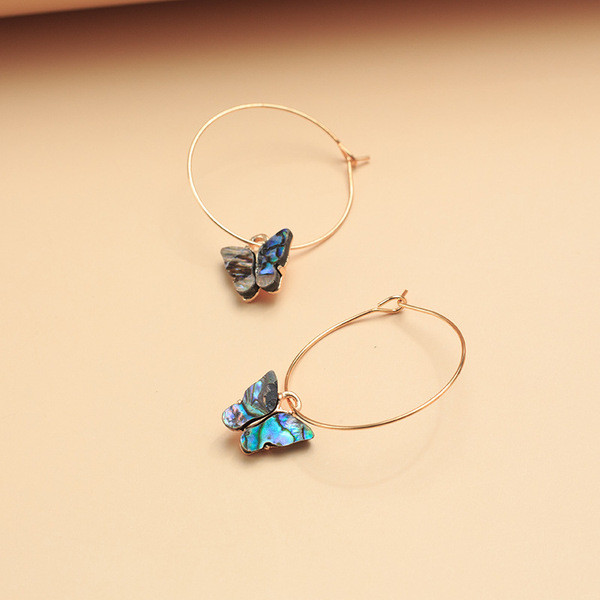 Modern női fülbevaló pillangós medállal