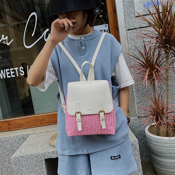 Sieviešu moderna eko-ādas mugursoma ar metāla elementiem