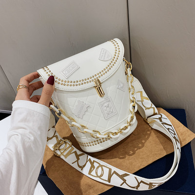 Női táska fém elemekkel és széles fogantyúval