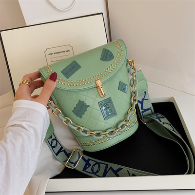 Női táska fém elemekkel és széles fogantyúval