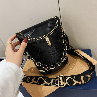 Női táska fém elemekkel és széles fogantyúval