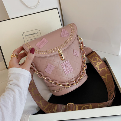 Női táska fém elemekkel és széles fogantyúval