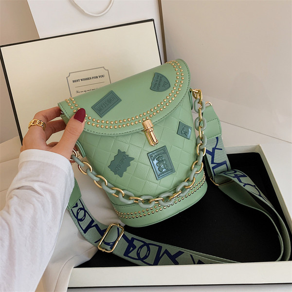 Női táska fém elemekkel és széles fogantyúval