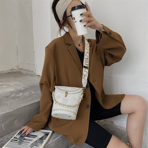 Női táska fém elemekkel és széles fogantyúval