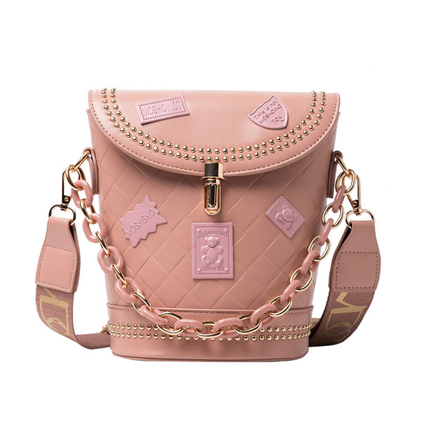 Női táska fém elemekkel és széles fogantyúval