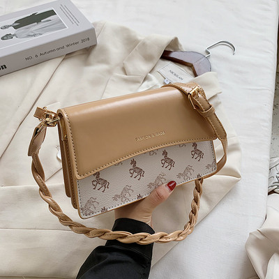 Eko bőrből készült lezser női táska hosszú füllel, színes mintával