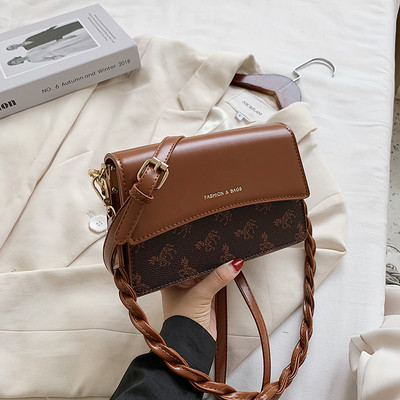 Eko bőrből készült lezser női táska hosszú füllel, színes mintával