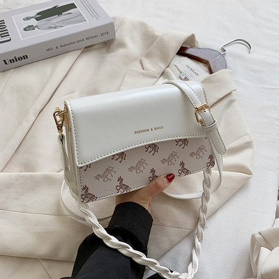 Eko bőrből készült lezser női táska hosszú füllel, színes mintával