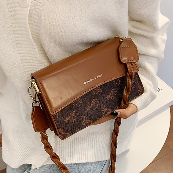 Eko bőrből készült lezser női táska hosszú füllel, színes mintával