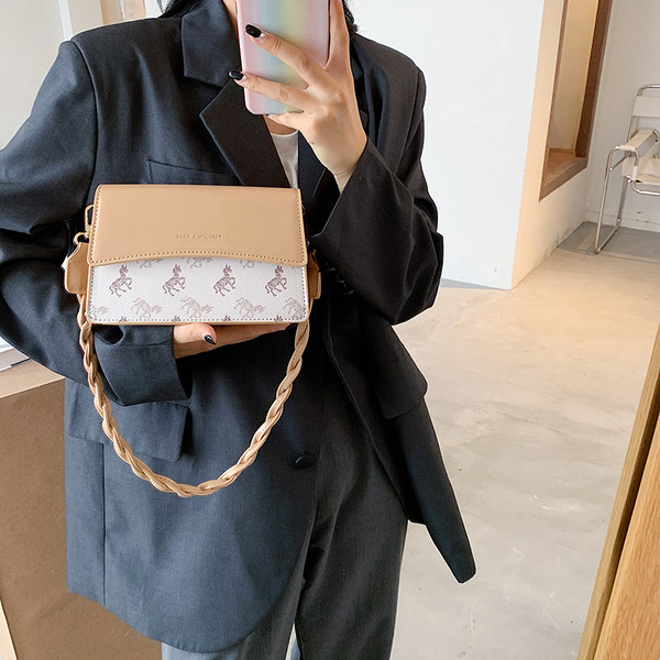 Eko bőrből készült lezser női táska hosszú füllel, színes mintával