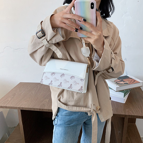 Eko bőrből készült lezser női táska hosszú füllel, színes mintával