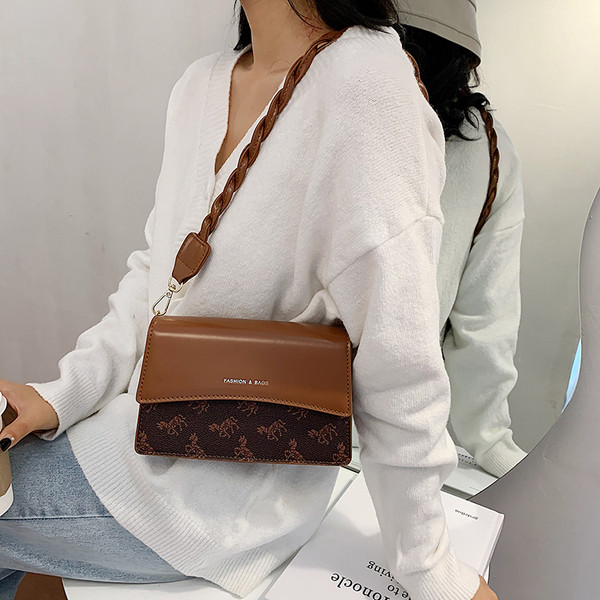 Eko bőrből készült lezser női táska hosszú füllel, színes mintával