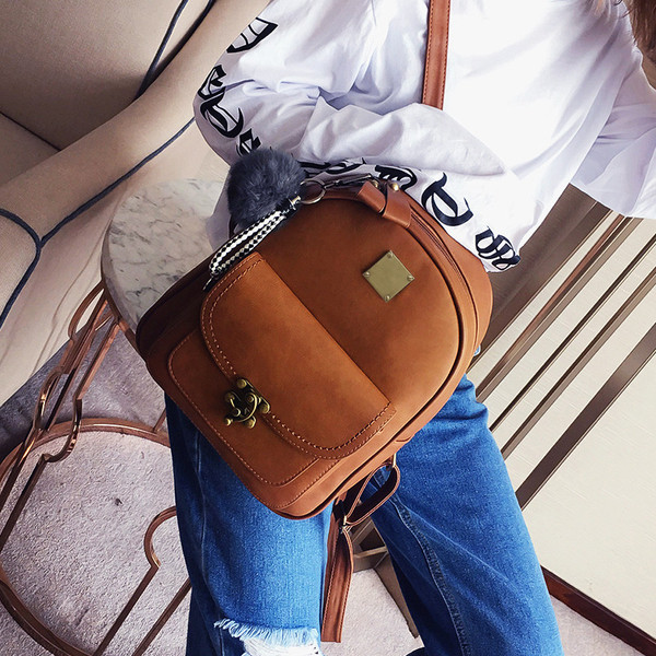 Női mindennapi hátizsák rövid fogantyúval, fém elemekkel