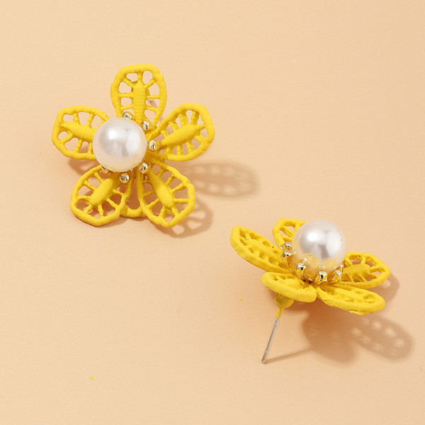 Mūsdienīgi sieviešu auskari zieda formā ar pērli