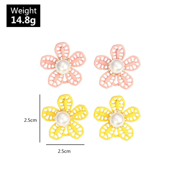 Mūsdienīgi sieviešu auskari zieda formā ar pērli