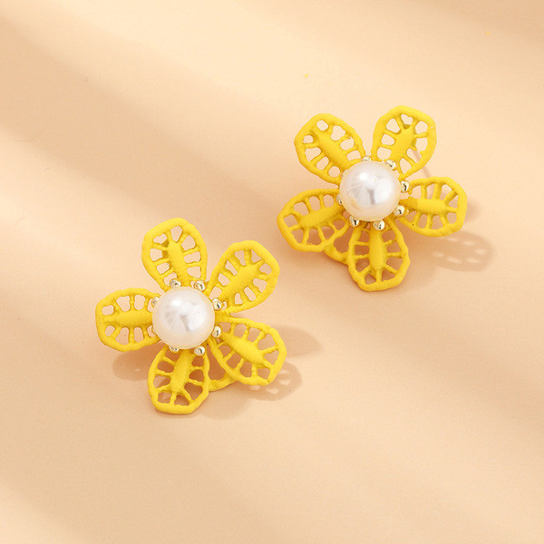 Mūsdienīgi sieviešu auskari zieda formā ar pērli