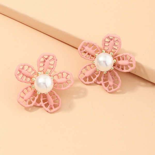 Mūsdienīgi sieviešu auskari zieda formā ar pērli