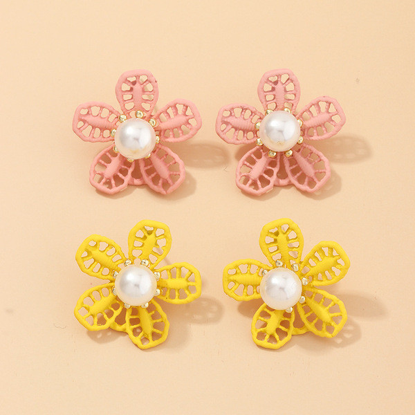 Mūsdienīgi sieviešu auskari zieda formā ar pērli