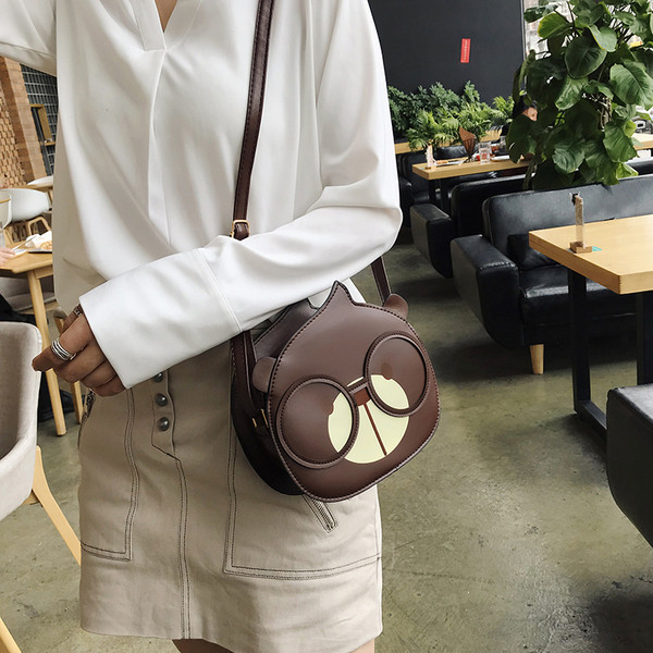 Sieviešu mūsdienīga maza eko-ādas soma ar 3D elementiem