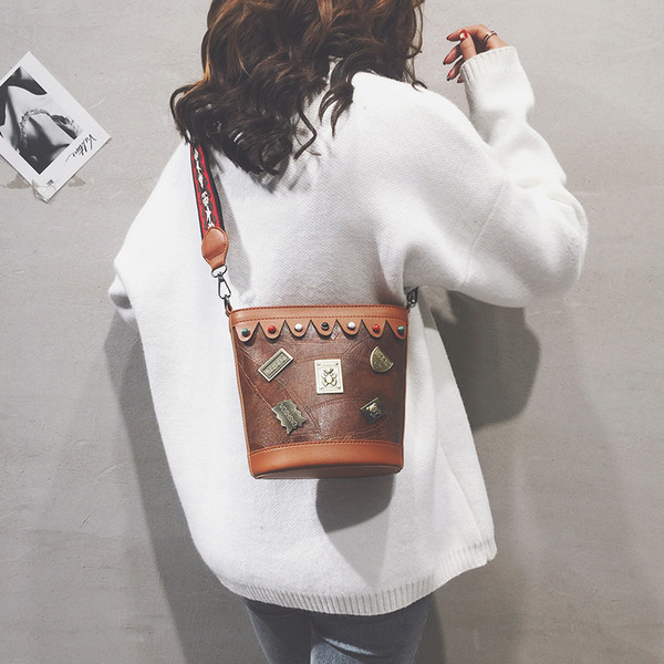 Naiste ajakohane ökonahast metallist kaunistustega kott