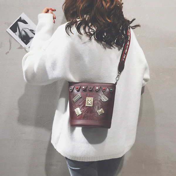 Naiste ajakohane ökonahast metallist kaunistustega kott