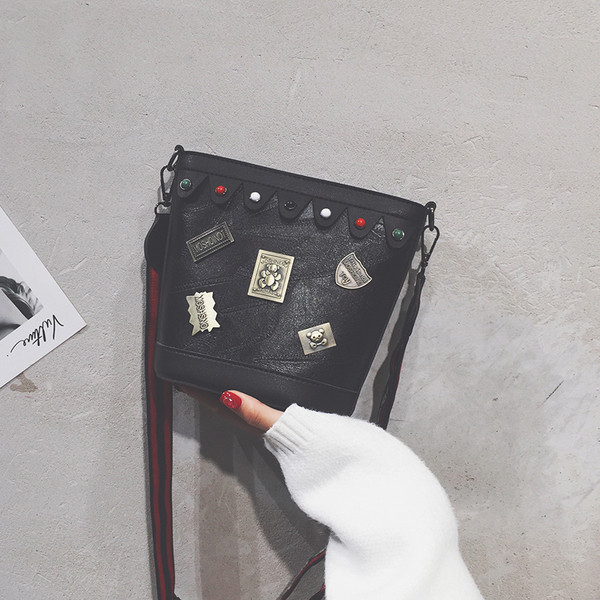 Naiste ajakohane ökonahast metallist kaunistustega kott