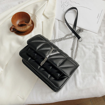 Sieviešu soma no eko ādas ar garu rokturi un metāla elementu