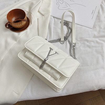 Sieviešu soma no eko ādas ar garu rokturi un metāla elementu