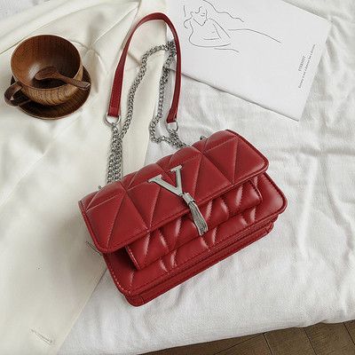 Sieviešu soma no eko ādas ar garu rokturi un metāla elementu