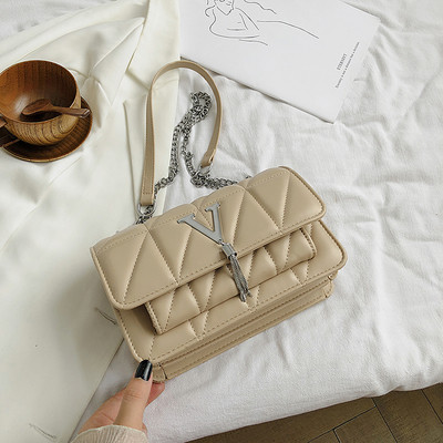 Sieviešu soma no eko ādas ar garu rokturi un metāla elementu