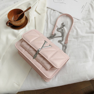 Sieviešu soma no eko ādas ar garu rokturi un metāla elementu