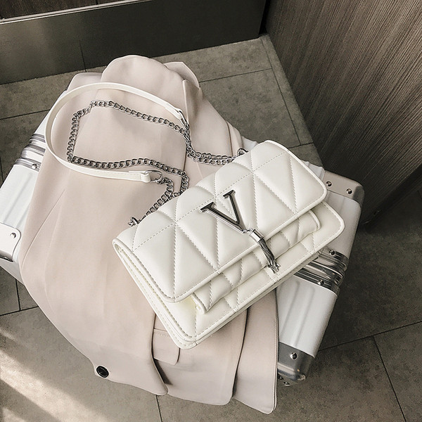 Sieviešu soma no eko ādas ar garu rokturi un metāla elementu