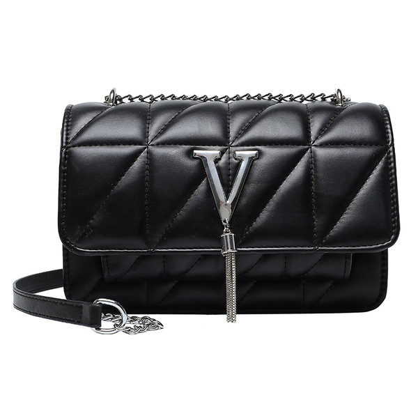 Sieviešu soma no eko ādas ar garu rokturi un metāla elementu