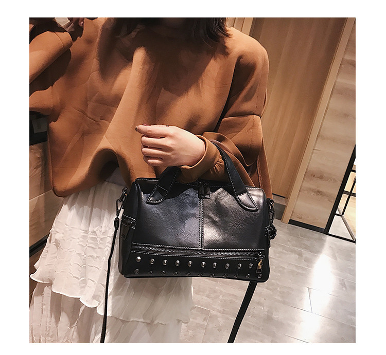 Eko bőrből készült stílusos női táska cipzárral és fém elemekkel