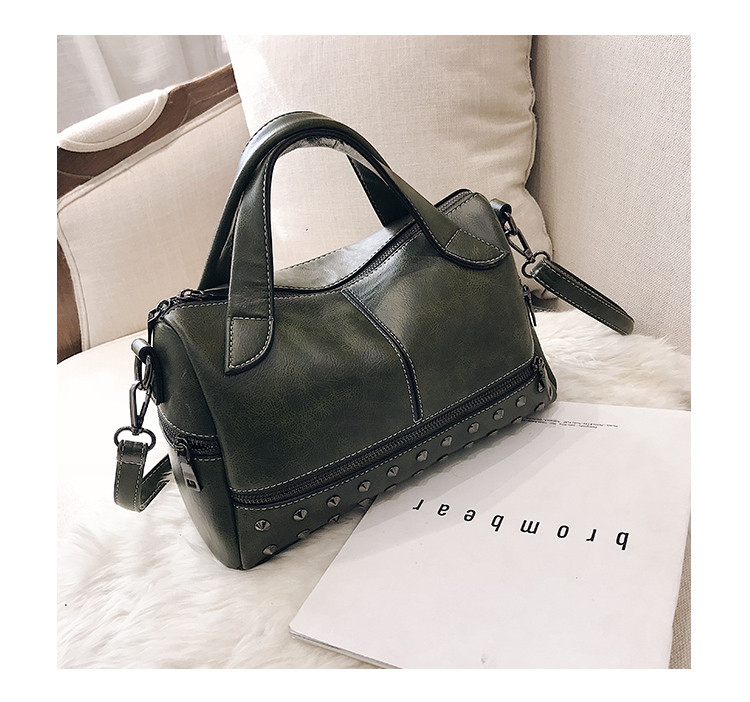 Eko bőrből készült stílusos női táska cipzárral és fém elemekkel