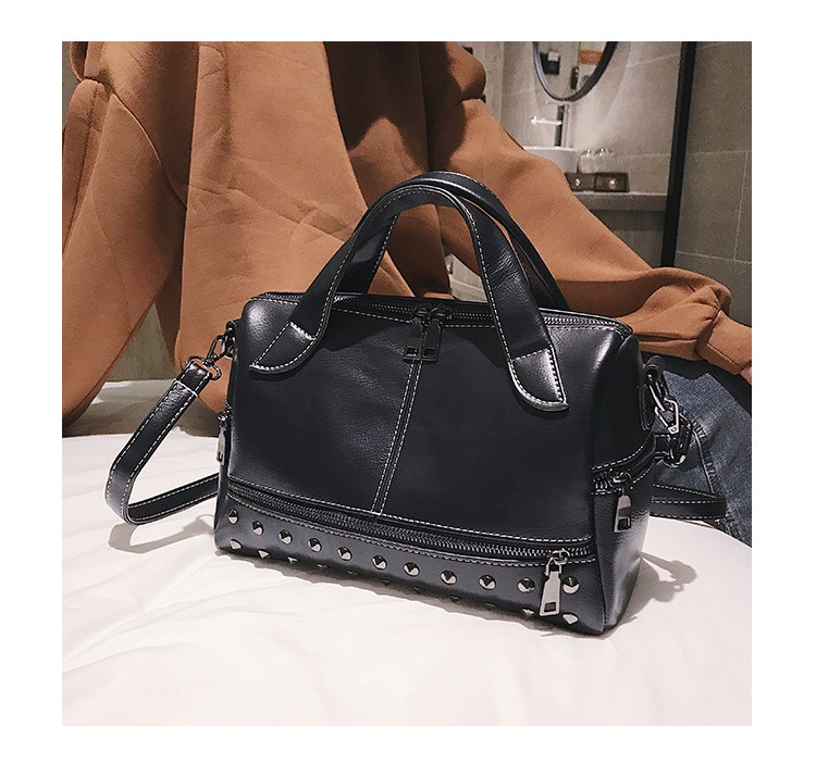 Eko bőrből készült stílusos női táska cipzárral és fém elemekkel